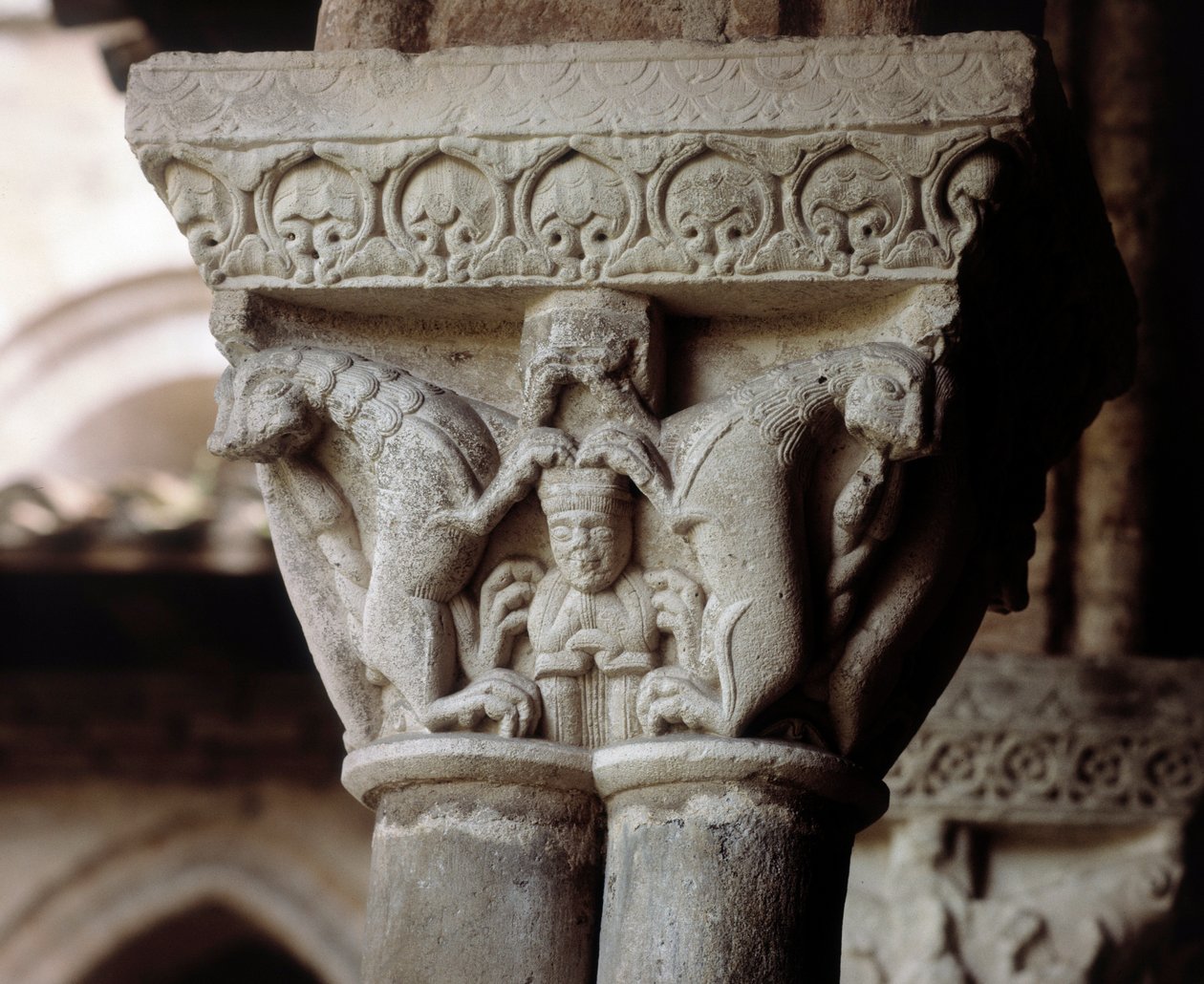 Capital representando Daniel na cova dos leões (escultura de Romanesque