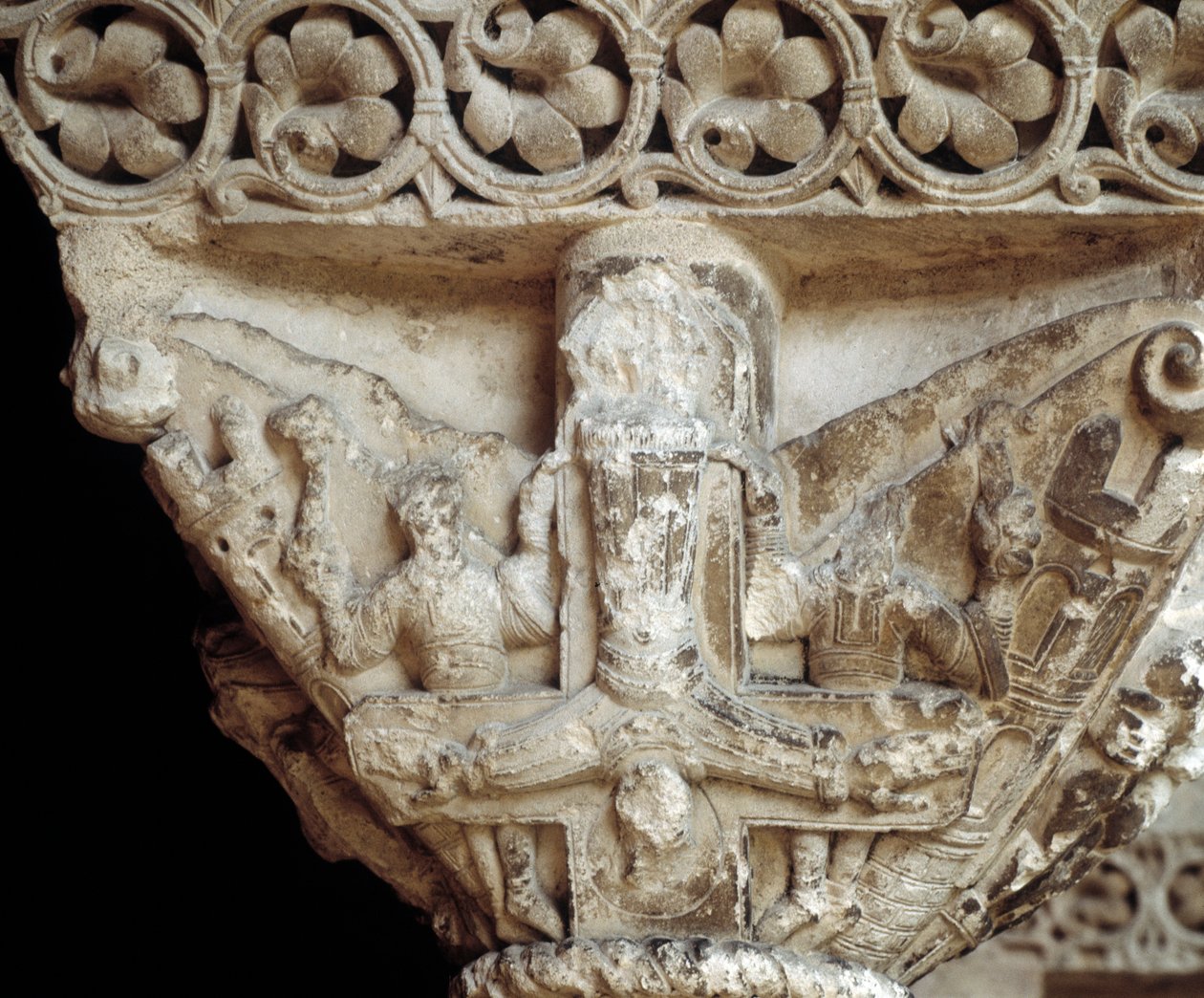 Capital representando São Pedro na sua cruz (escultura de Romanesque