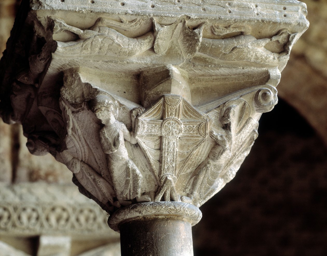 Capital representando a cruz gloriosa (escultura de Romanesque