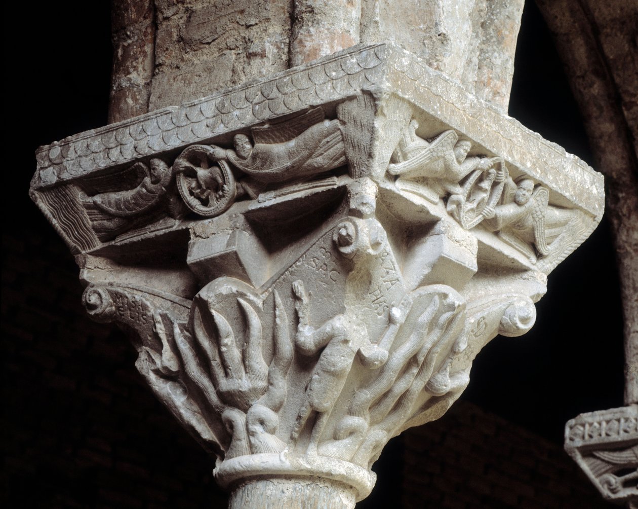 Capital representando os três judeus no forno de fogueira (escultura de Romanesque