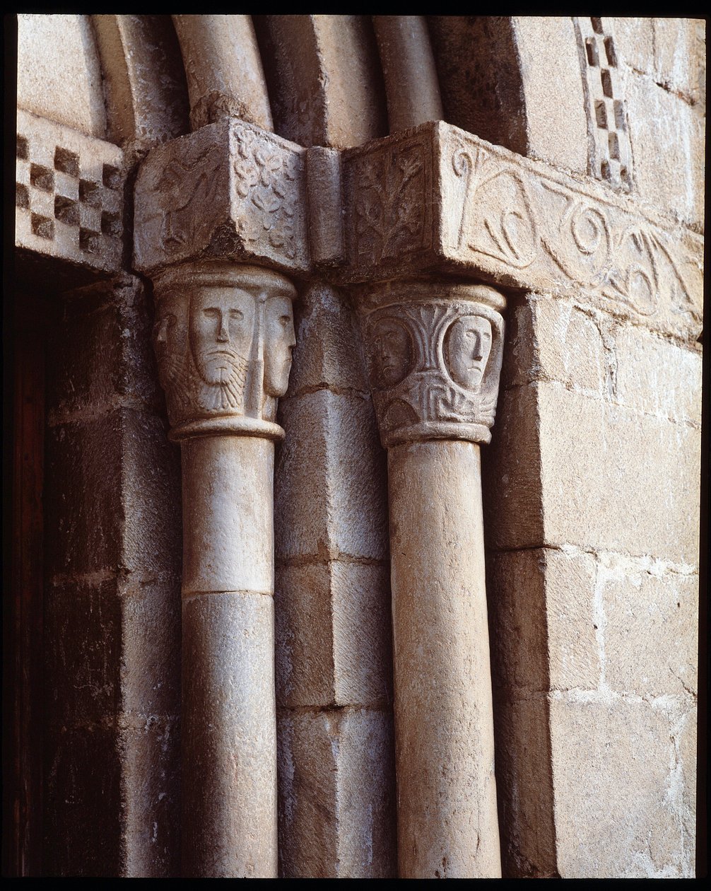 Capitais da Igreja de Romanesque