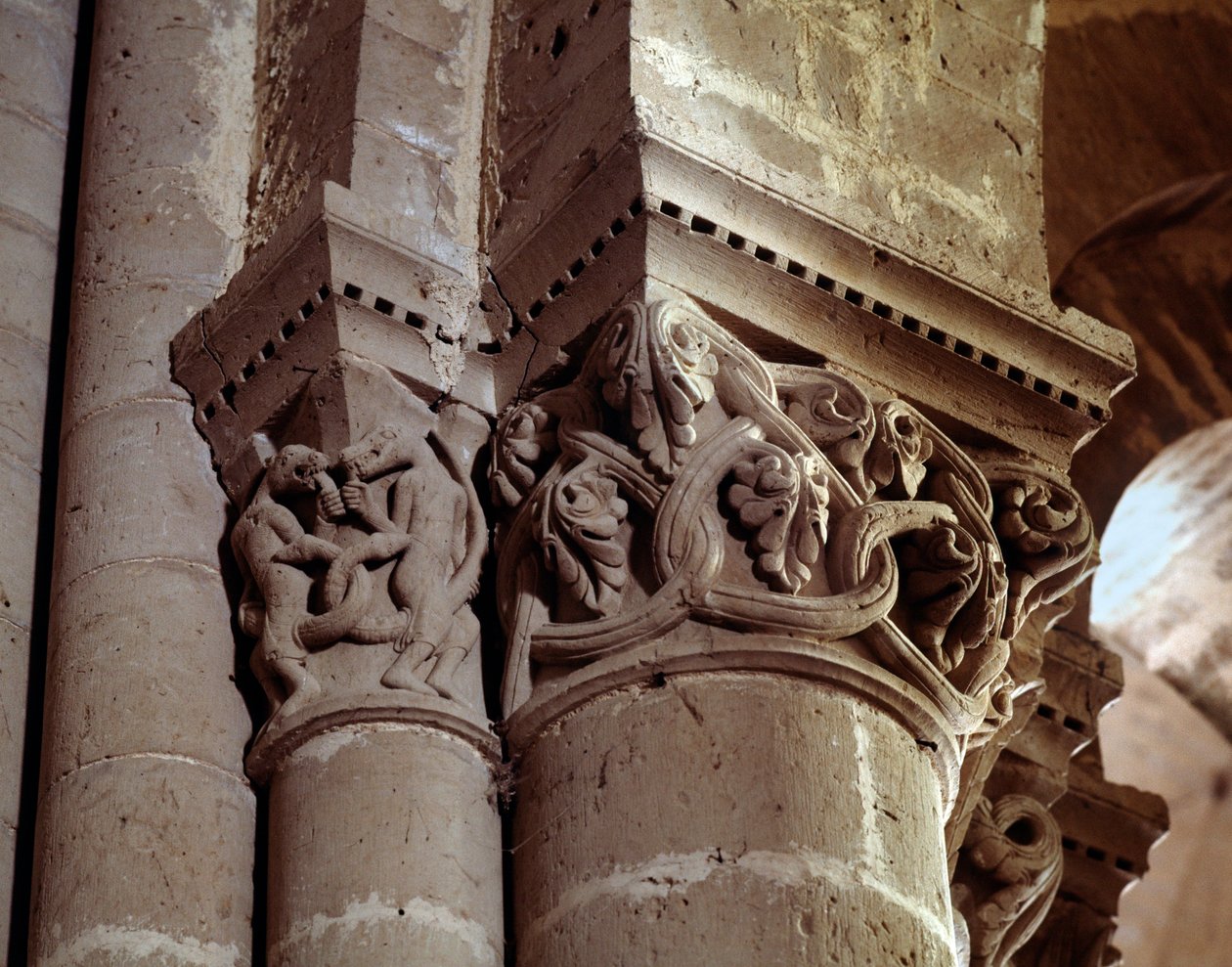 Capital esculpida da nave de Romanesque