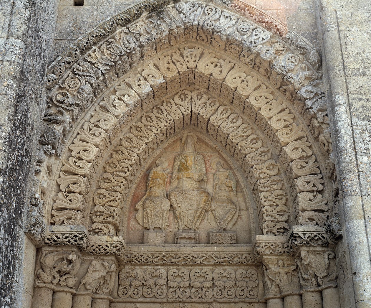 Cristo na glória entre São Paulo e São Pedro, falso portal (escultura de Romanesque