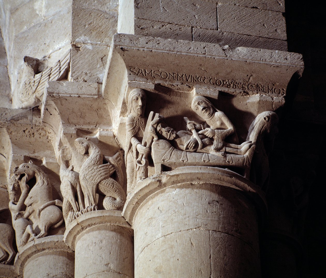 Delilah cortando o cabelo de Sansão (capital esculpida do transepto) de Romanesque