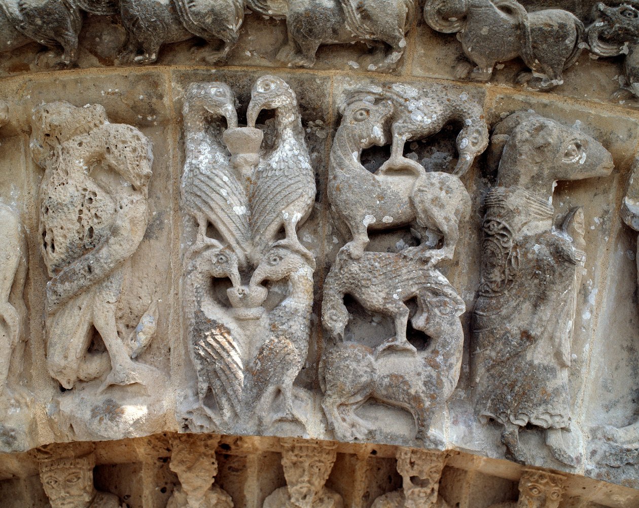 Detalhe das esculturas do portal sul de Romanesque