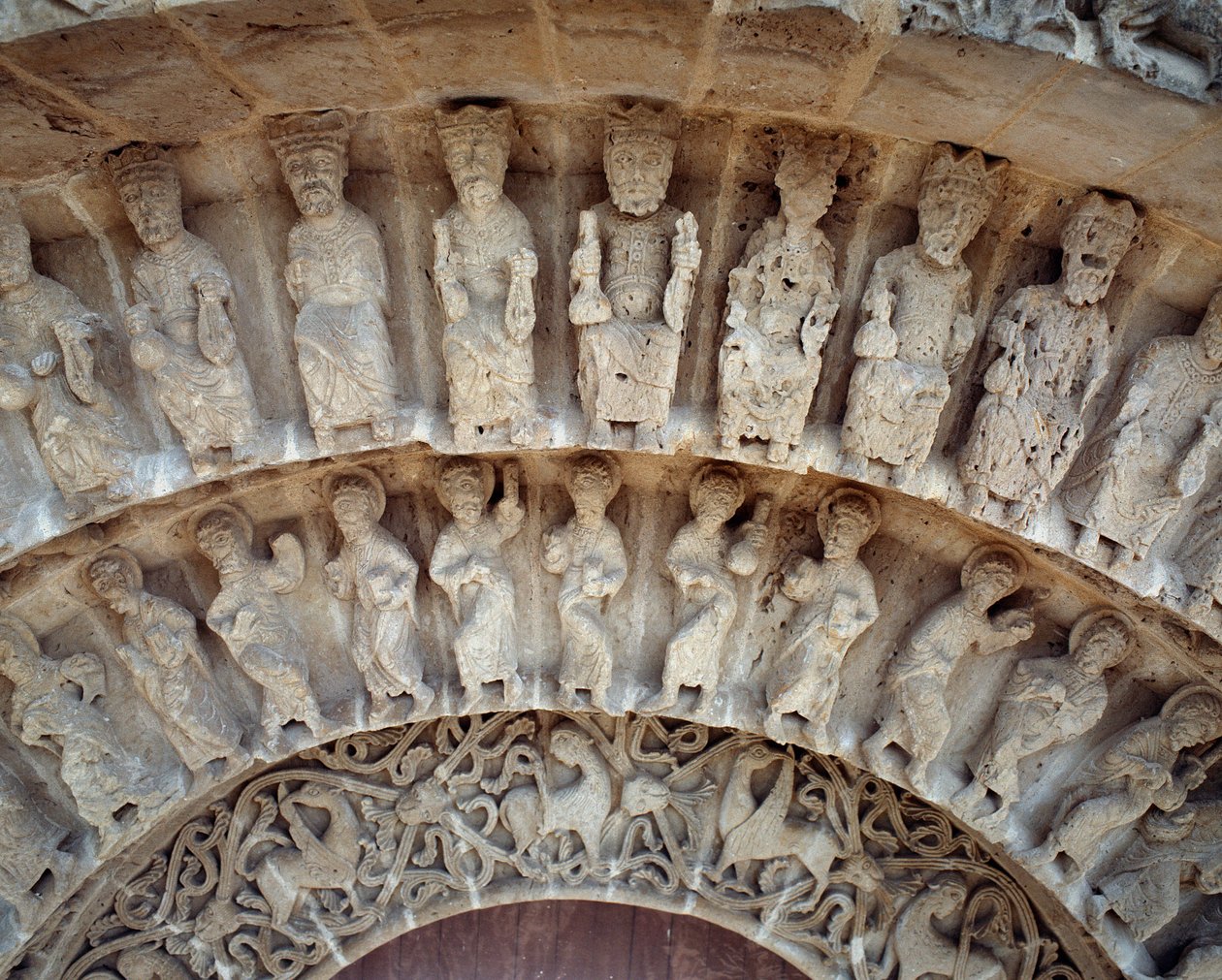 Detalhe das esculturas do portal sul de Romanesque