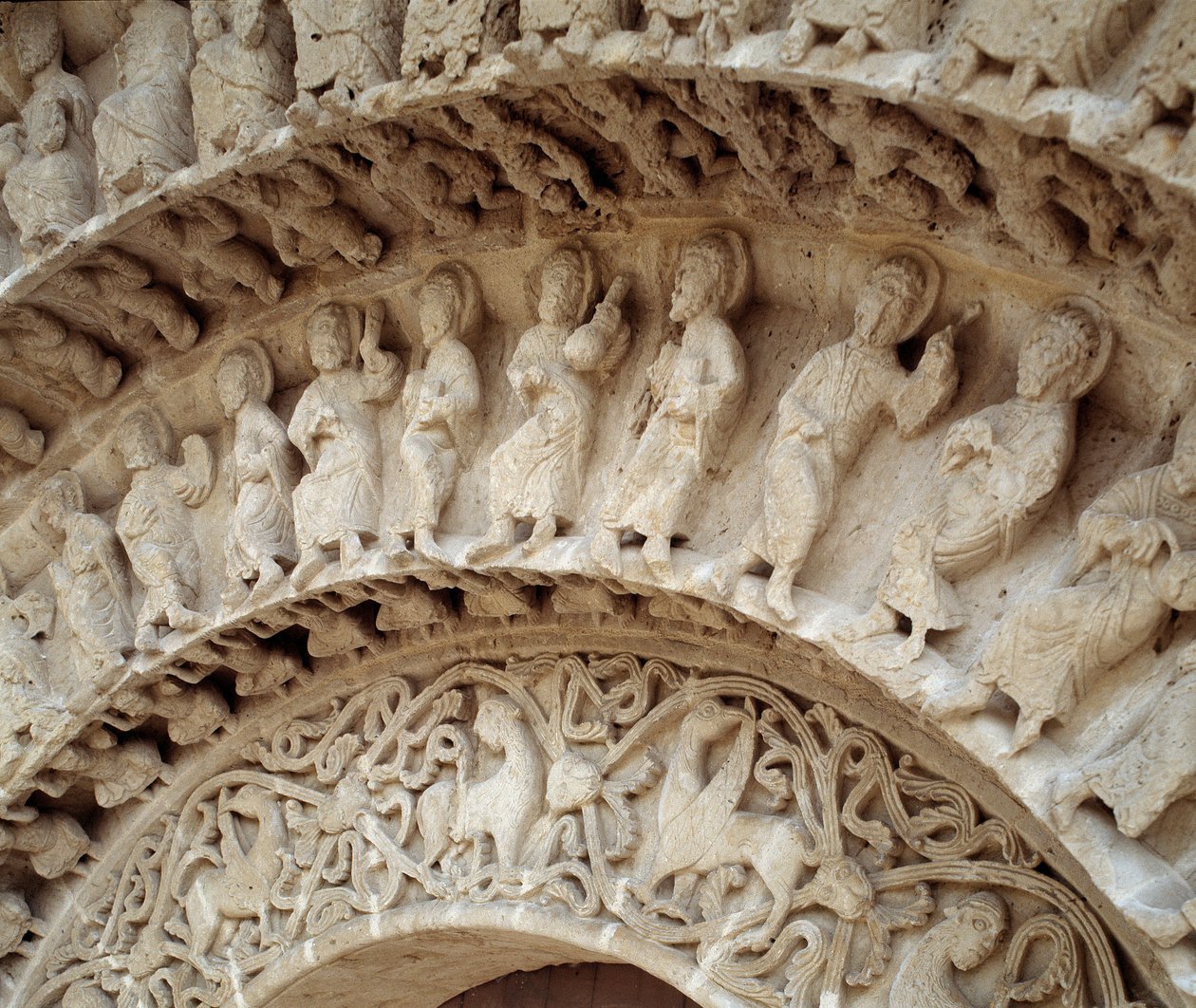 Detalhe das esculturas do portal sul de Romanesque