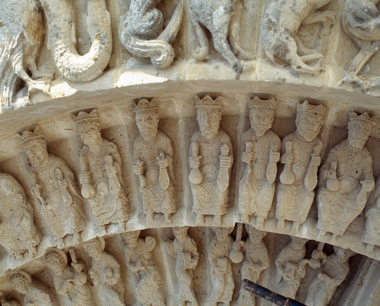 Detalhe das esculturas do portal sul de Romanesque