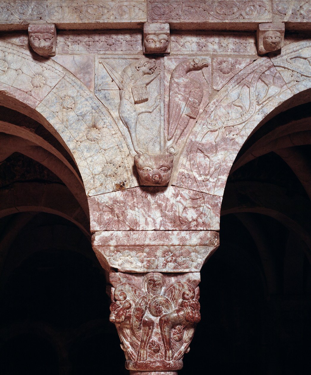 Detalhe dos símbolos dos evangelistas João e Marcos, esculpidos na tribuna do Priorado de Romanesque