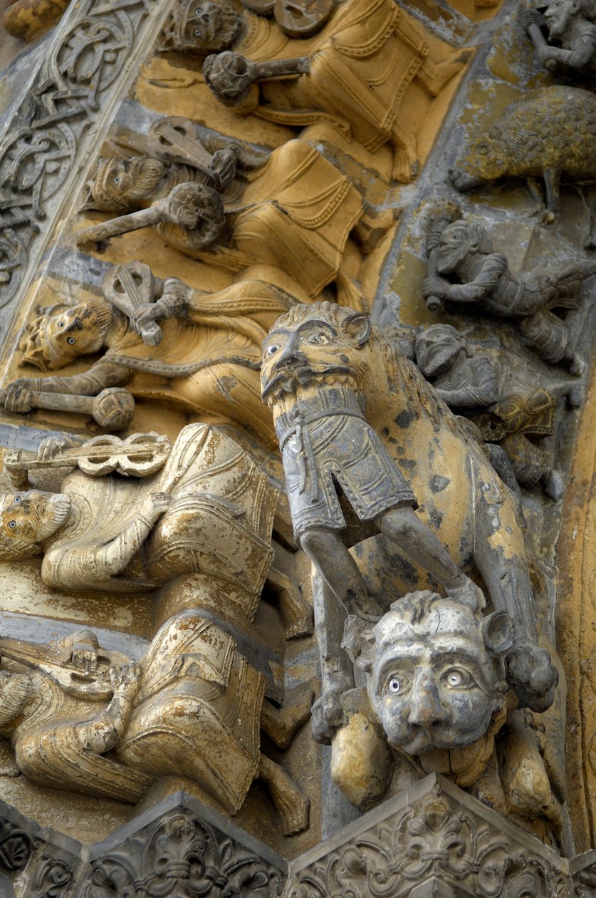 Detalhe da abóbada esculpida da fachada da catedral Saint Marie, Oloron Sainte Marie (Pirenéus do Atlântico) de Romanesque