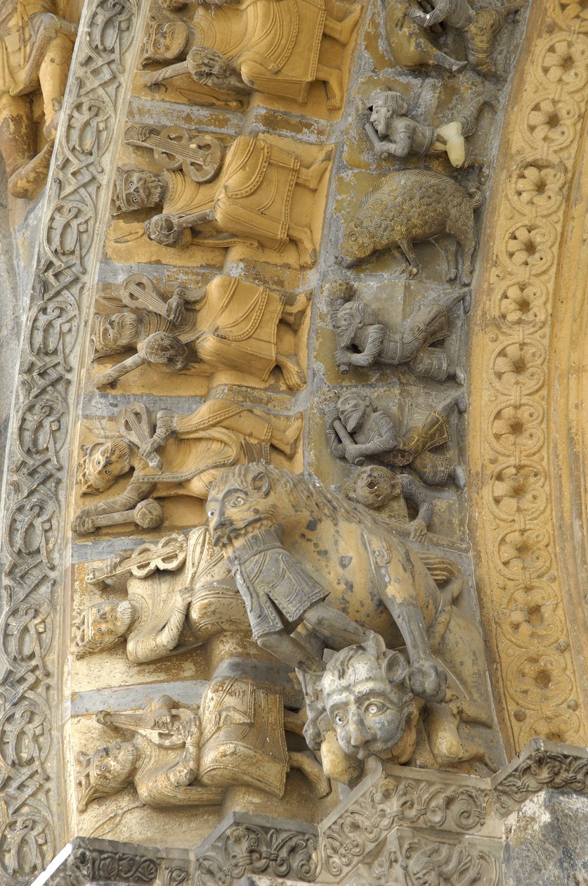 Detalhe da abóbada esculpida da fachada da catedral Saint Marie, Oloron Sainte Marie (Pirenéus do Atlântico) de Romanesque