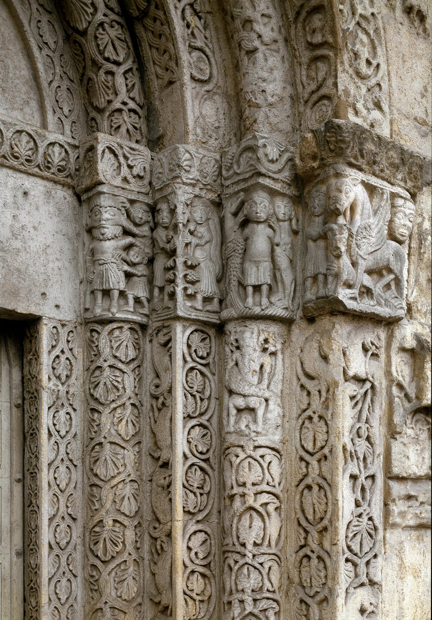 Detalhe da fachada do lado direito do portão da Basílica, início do século XII (fotografia) de Romanesque