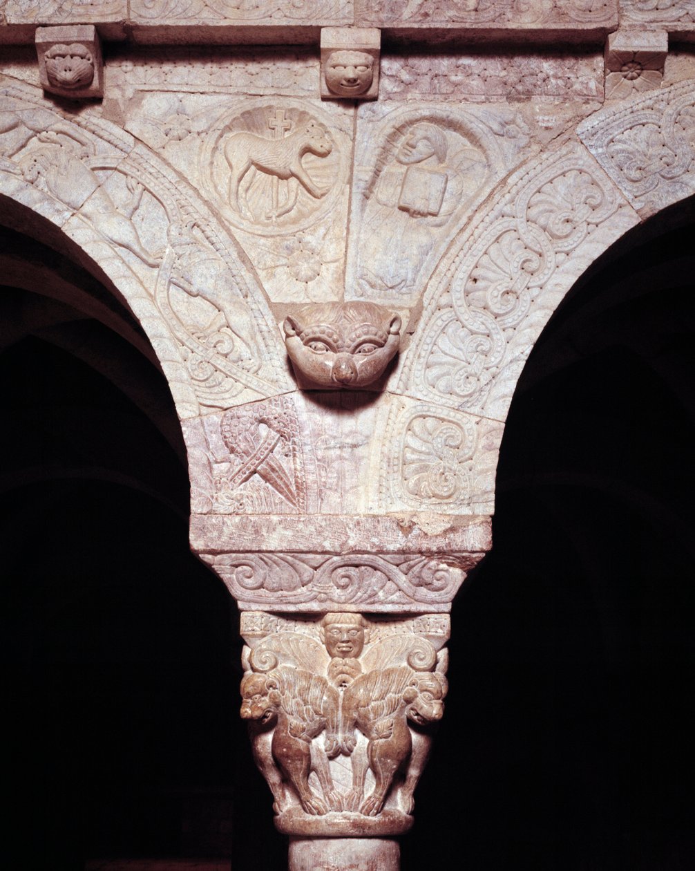 Detalhe do cordeiro de Deus e símbolo do evangelista Lucas, esculpido na tribuna do Priorado de Romanesque