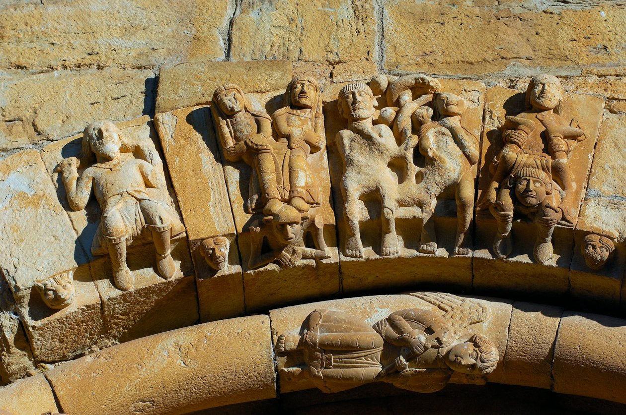 Fachada da Igreja de Santa Maria de Covet, Isona, Espanha, detalhe de Romanesque