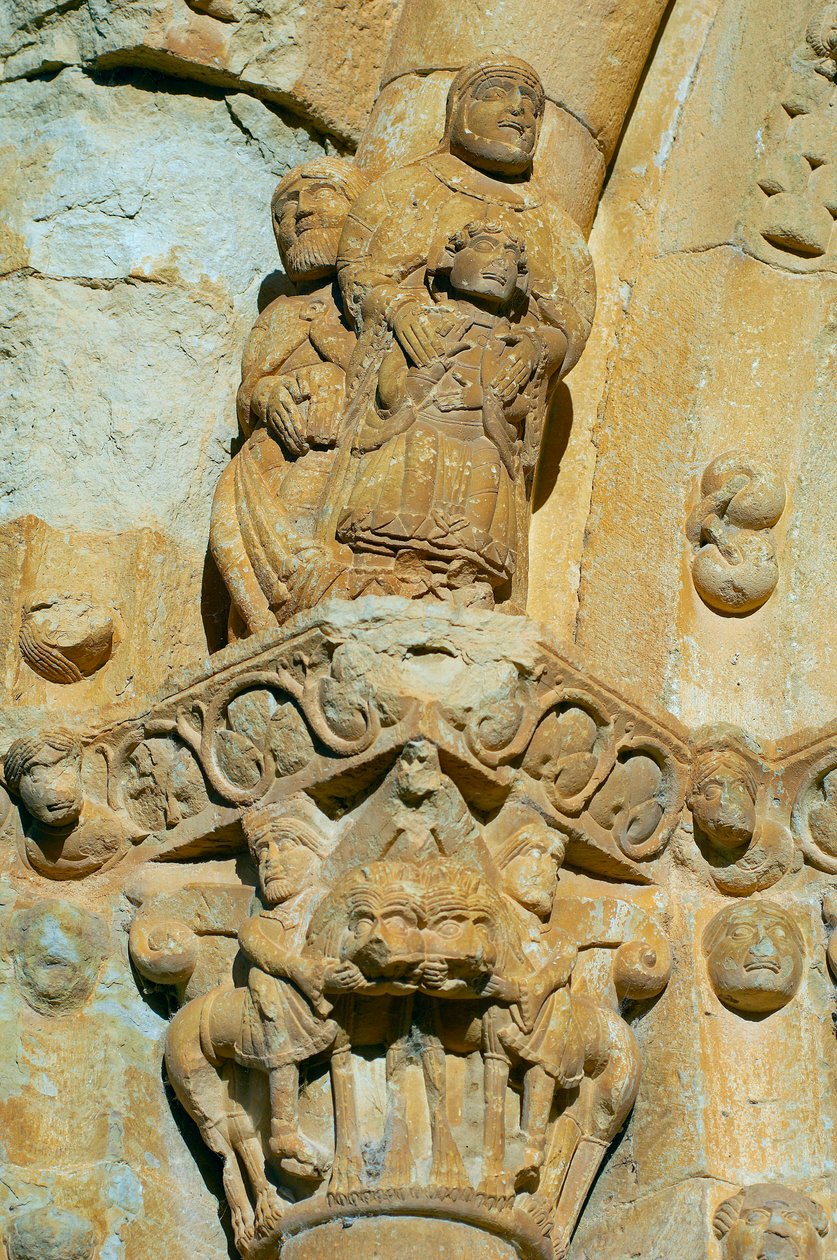 Fachada da Igreja de Santa Maria de Covet, Isona, Espanha, detalhe de uma capital de Romanesque