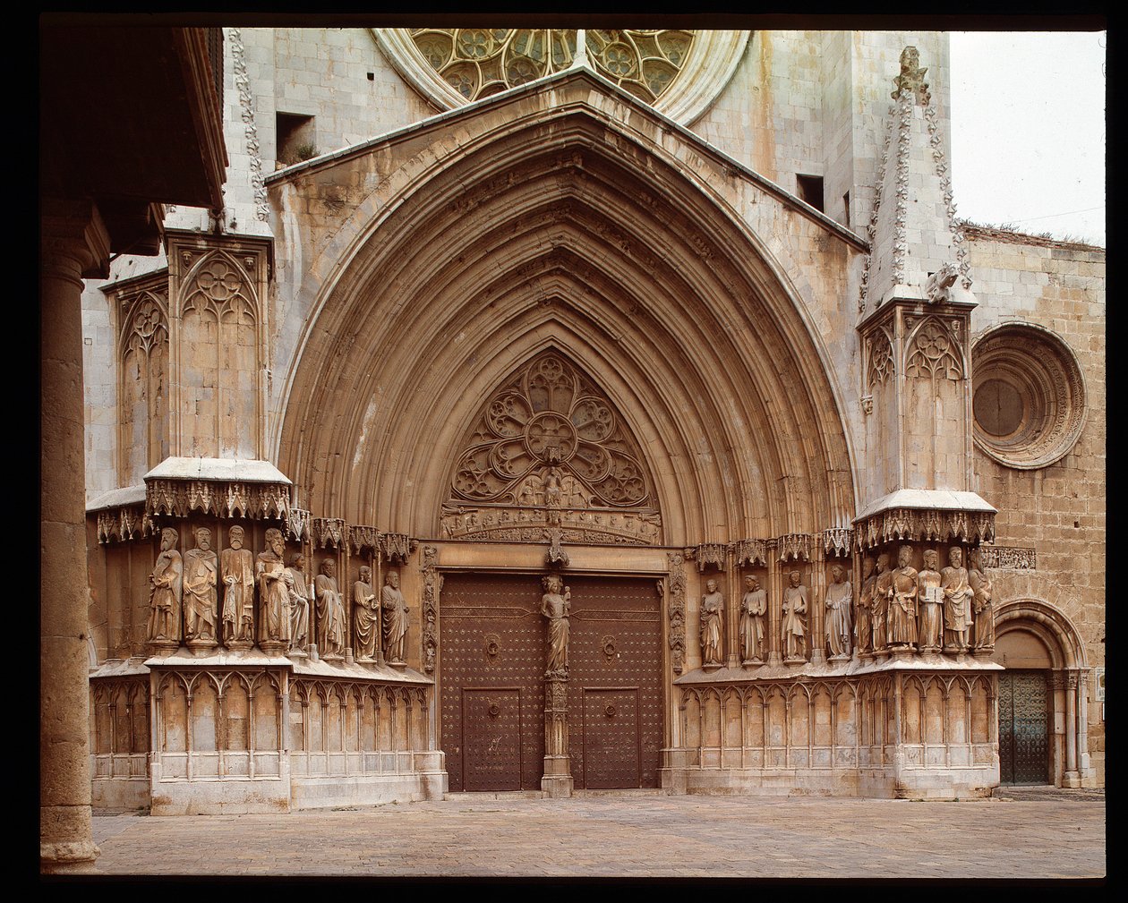 Arte Gótica: detalhe do portal central da Catedral de São Teteo em Tarragona de Romanesque