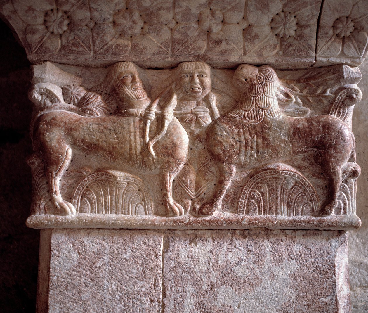 Cena de caça, capital esculpida na tribuna do Priorado de Romanesque