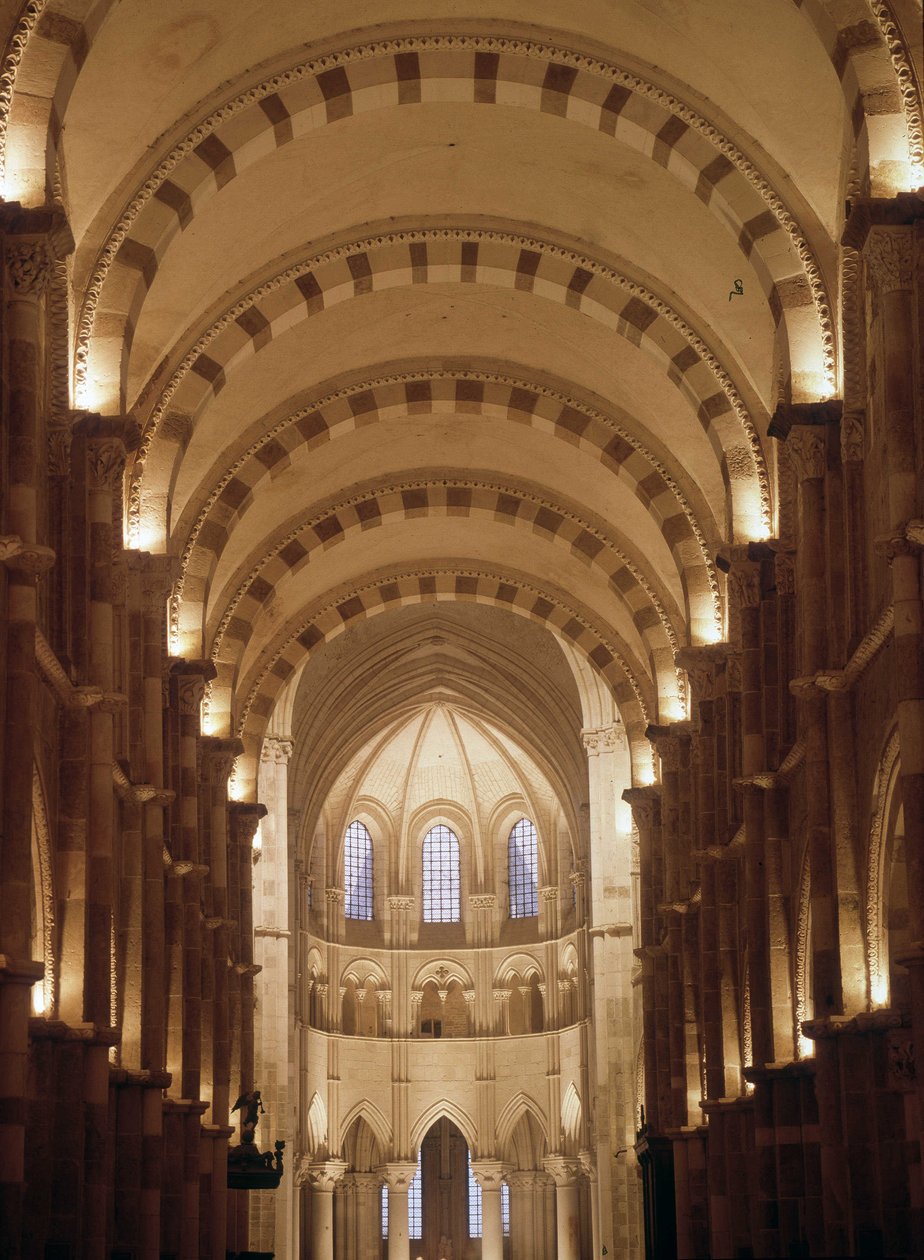 Interior da Catedral de Vezelay de Romanesque