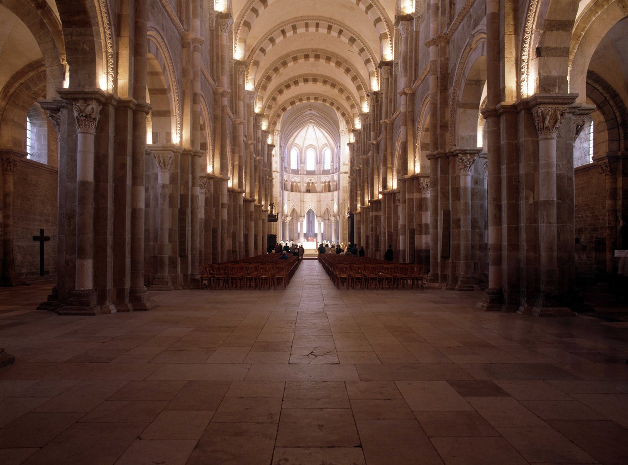 Interior da Catedral de Vezelay (89): A nave. de Romanesque