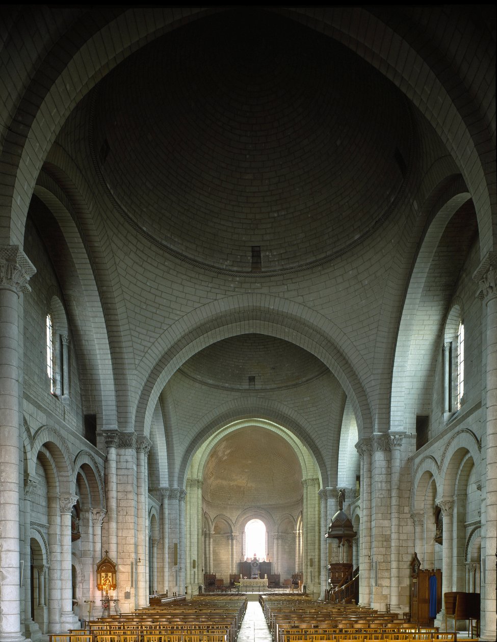 Vista interna da Catedral de Saint Pierre (Saint Pierre) de Romanesque