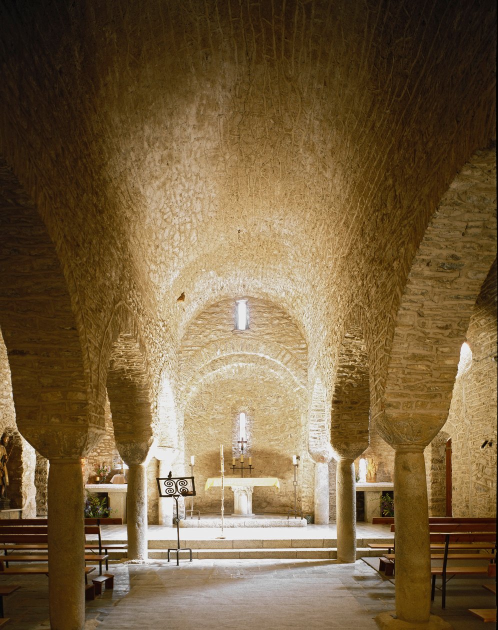 Vista interna da abadia de Romanesque