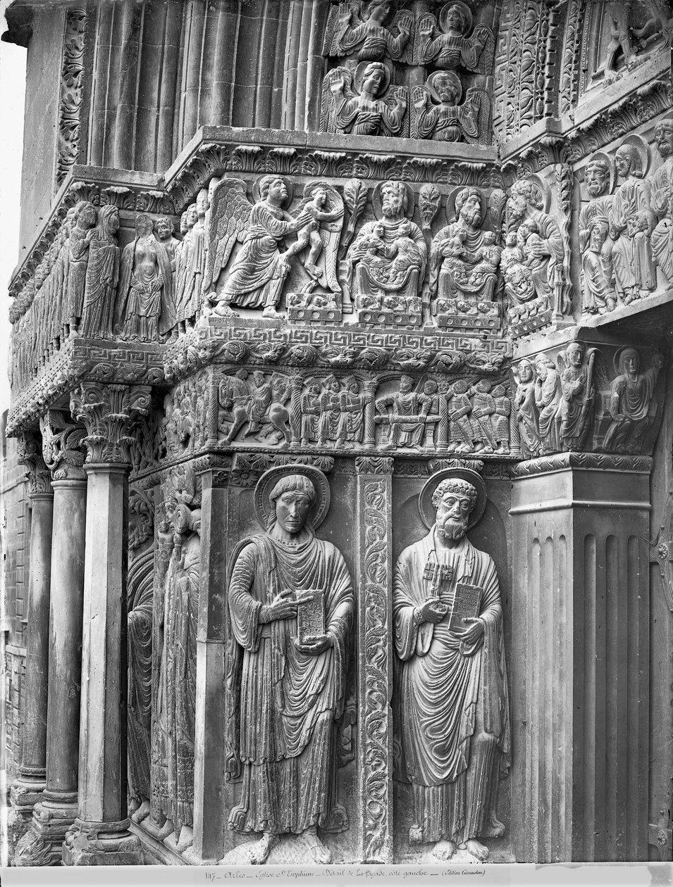 Lado esquerdo do portal da igreja de Romanesque