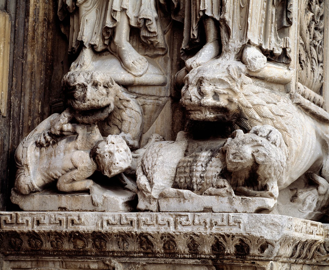 Monstros. Suporte esculpido de uma coluna. de Romanesque