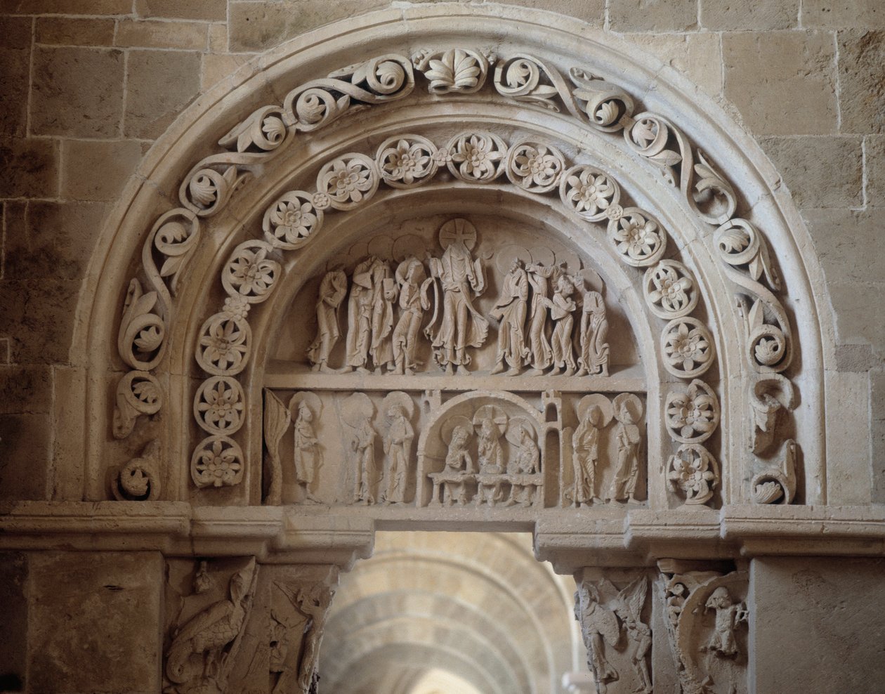 Portal Norte: a aparição de Jesus após a sua morte e a ascensão (escultura) de Romanesque