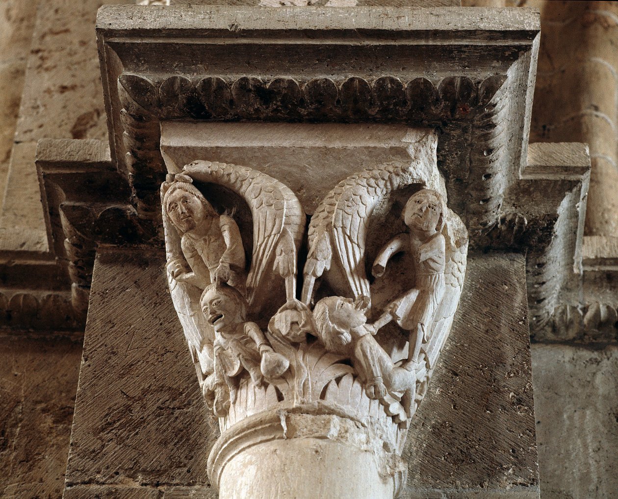 Castigo ao avarento e à calúnia (capital esculpido) de Romanesque