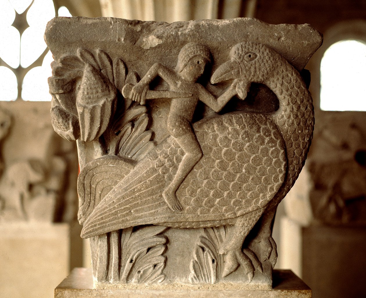 Representação de um combate entre um homem e uma ave (capital esculpida da casa capitular) de Romanesque