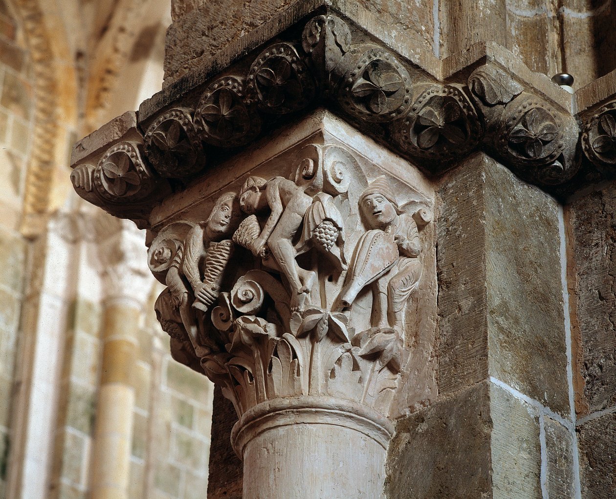 Representação dos Ventos (capital esculpido) de Romanesque