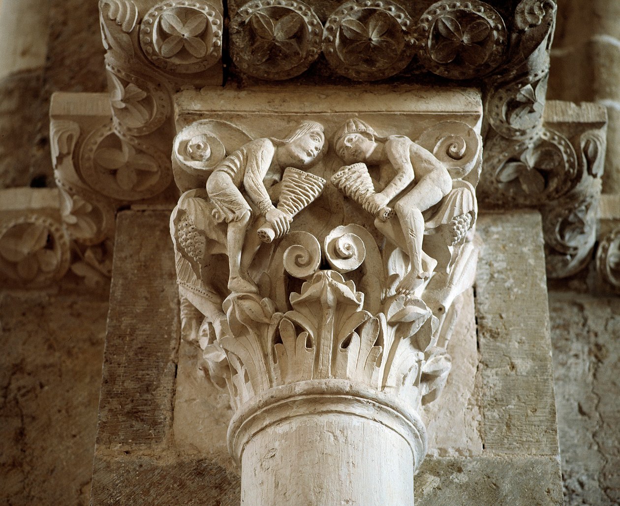 Representação dos Ventos (capital esculpido) de Romanesque