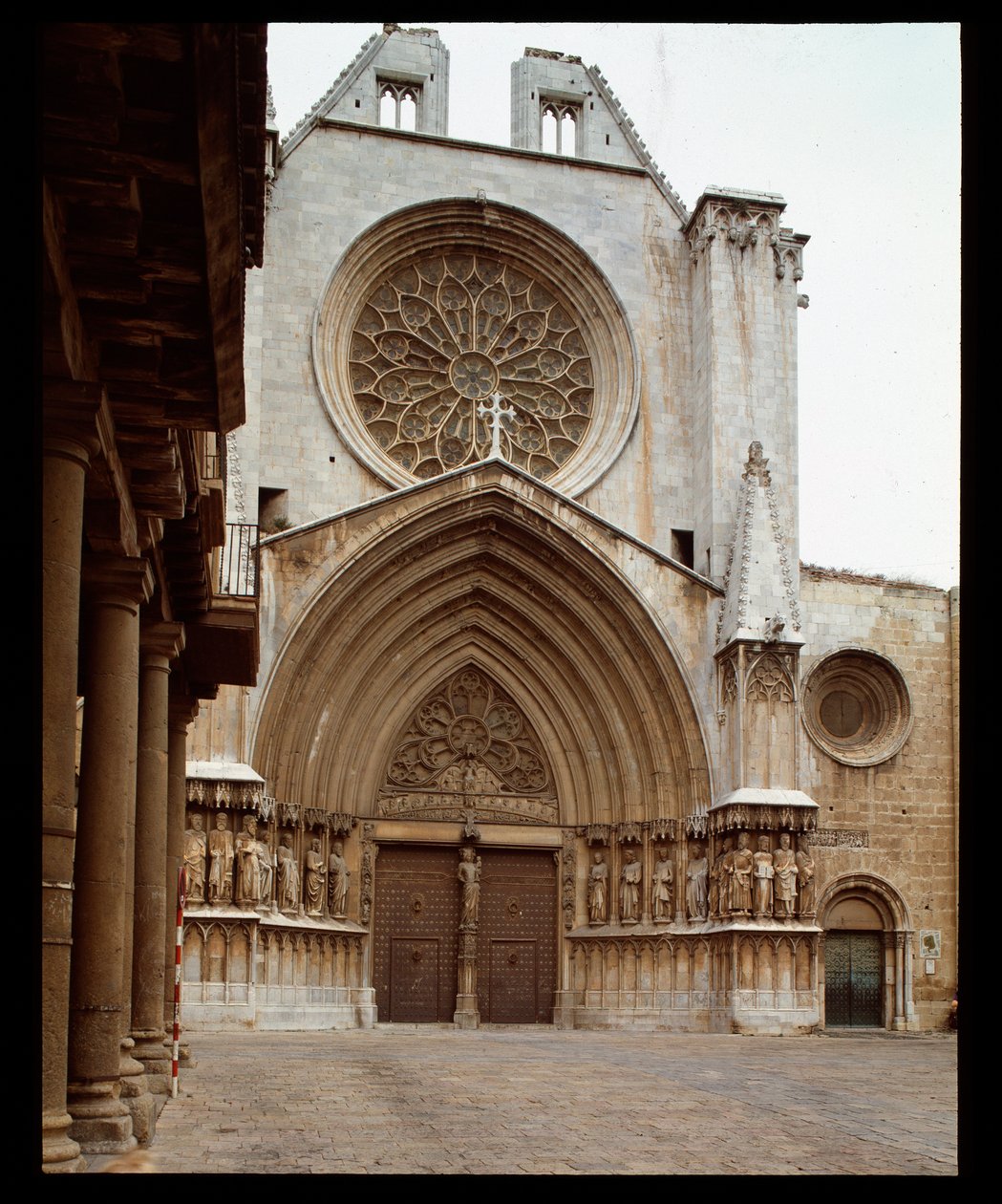 Arte Românica e Gótica: fachada do Catedrático Sainte Thecle (Sainte-Thecle) em Tarragona de Romanesque