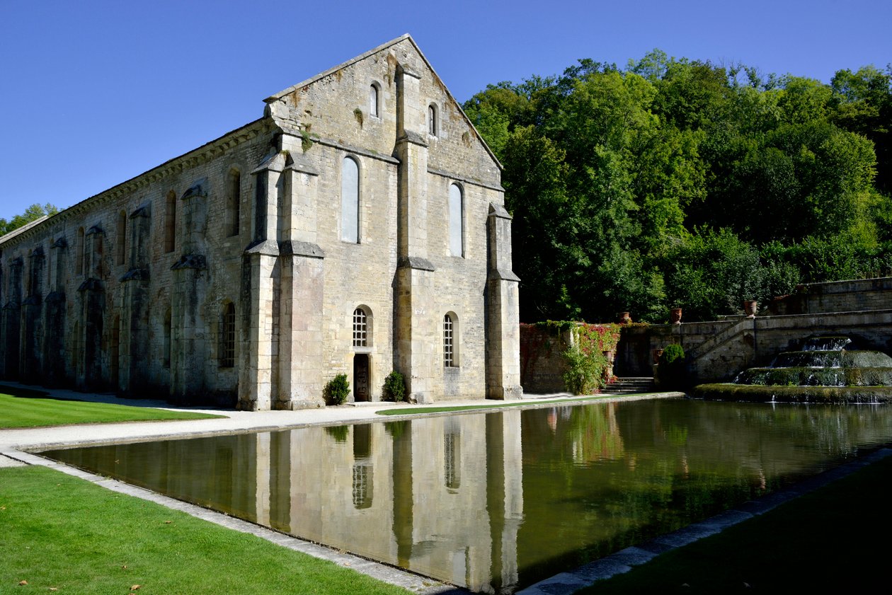 Arquitectura românica: vista exterior da forja da abadia cisterciense de Fontenay, Borgonha, finais do século XII (Abadia de Fontenay, Borgonha, França: a forja, finais do século XII) de Romanesque