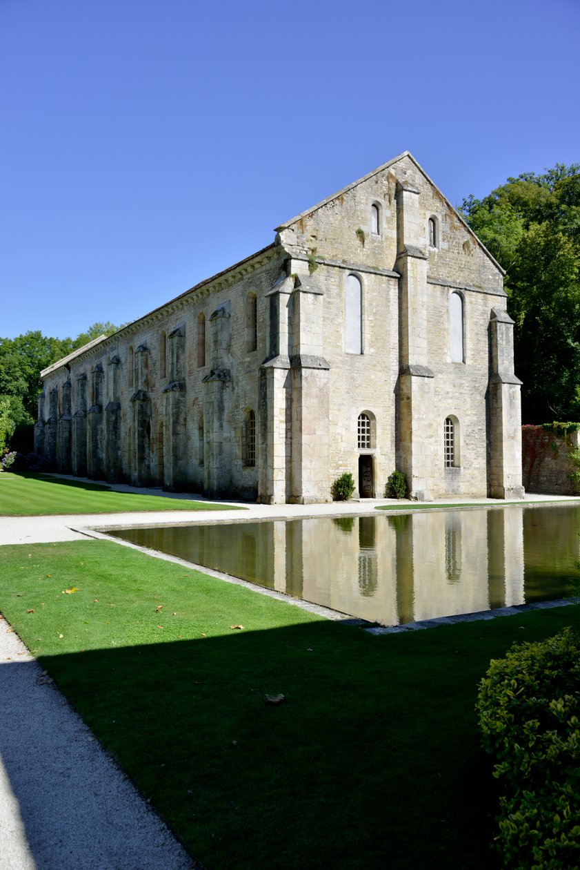 Arquitectura românica: vista exterior da forja da abadia cisterciense de Fontenay, Borgonha, finais do século XII (Abadia de Fontenay, Borgonha, França: a forja, finais do século XII) de Romanesque