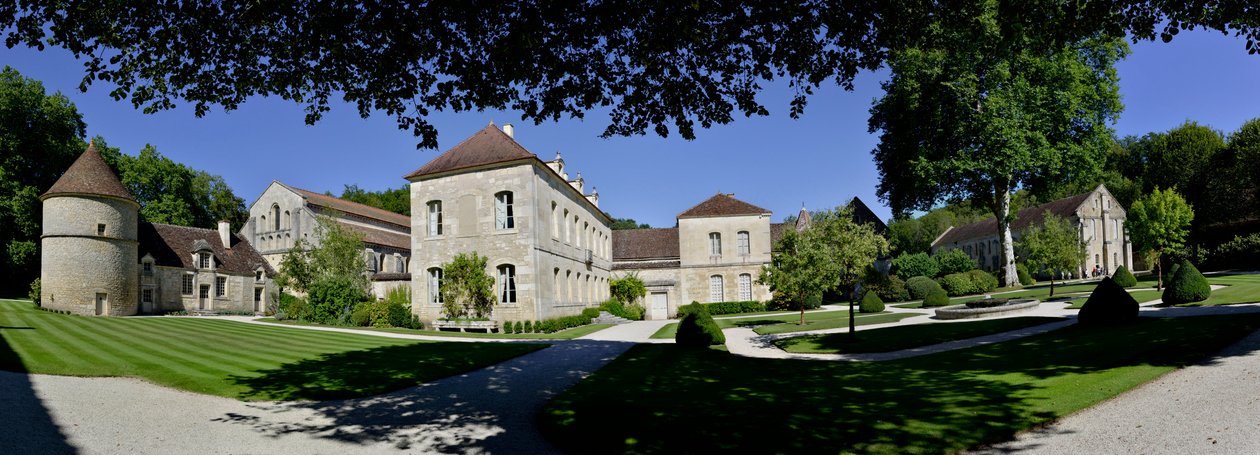 Arquitectura românica: vista panorâmica da abadia cisterciense de Fontenay, Bourgogne de Romanesque