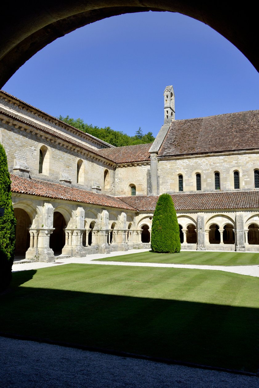 Arquitectura românica: vista do cloitro e dos edifícios da abadia cisterciense de Fontenay, Borgonha de Romanesque