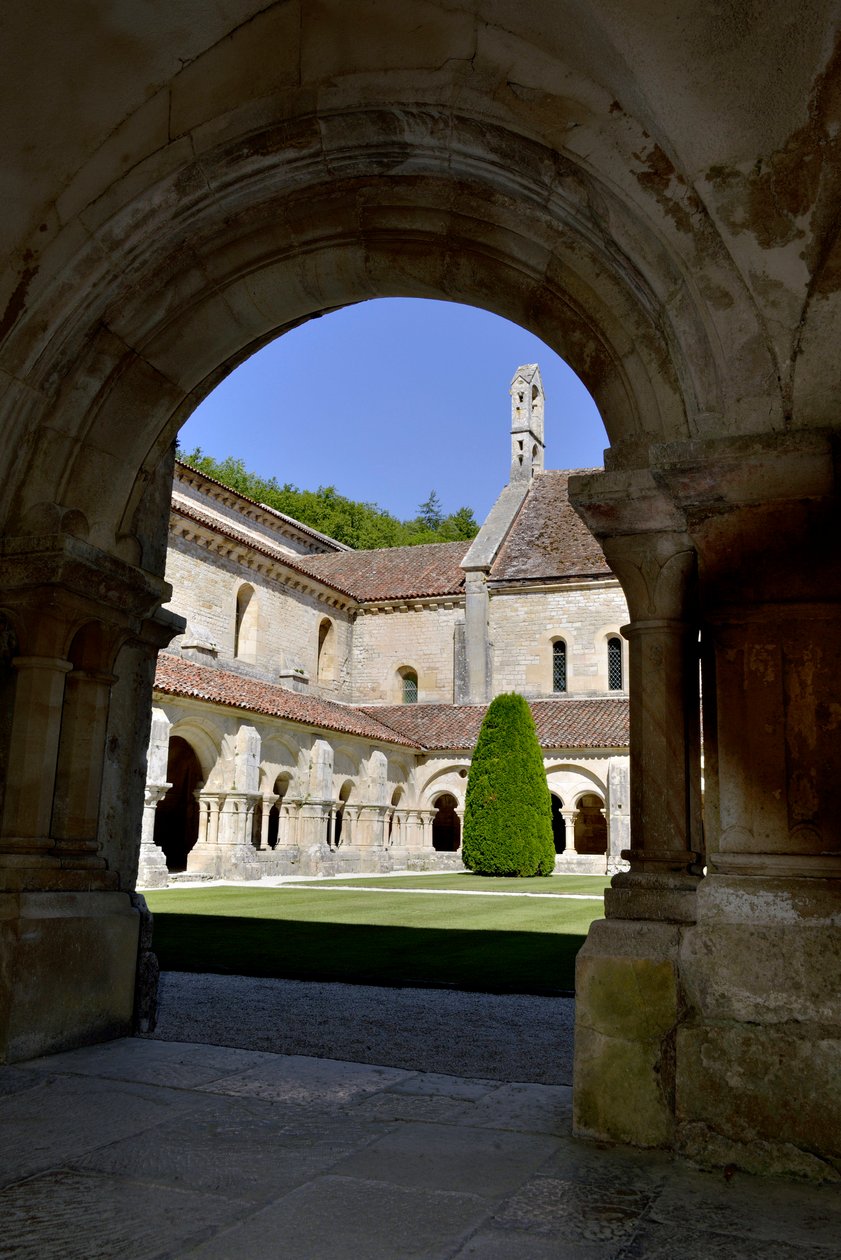 Arquitectura românica: vista do cloitro e dos edifícios da abadia cisterciense de Fontenay, Borgonha de Romanesque