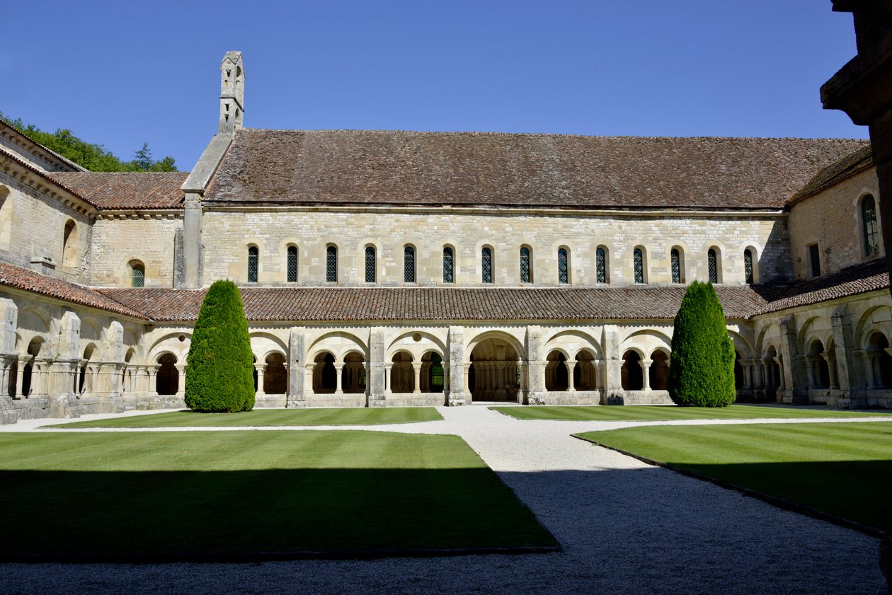 Arquitectura românica: vista do cloitro e dos edifícios da abadia cisterciense de Fontenay, Borgonha de Romanesque