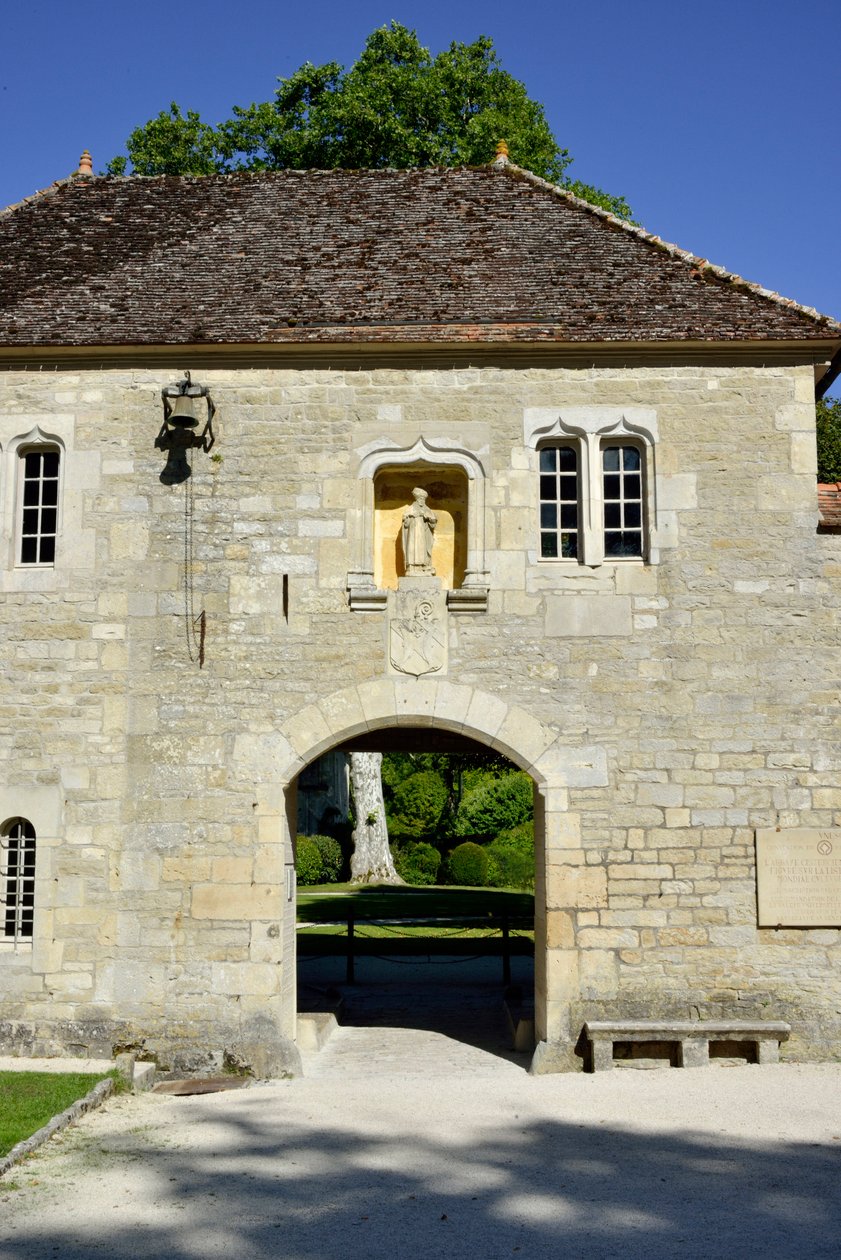 Arquitectura românica: vista da entrada da abadia cisterciense de Fontenay, Bourgogne de Romanesque