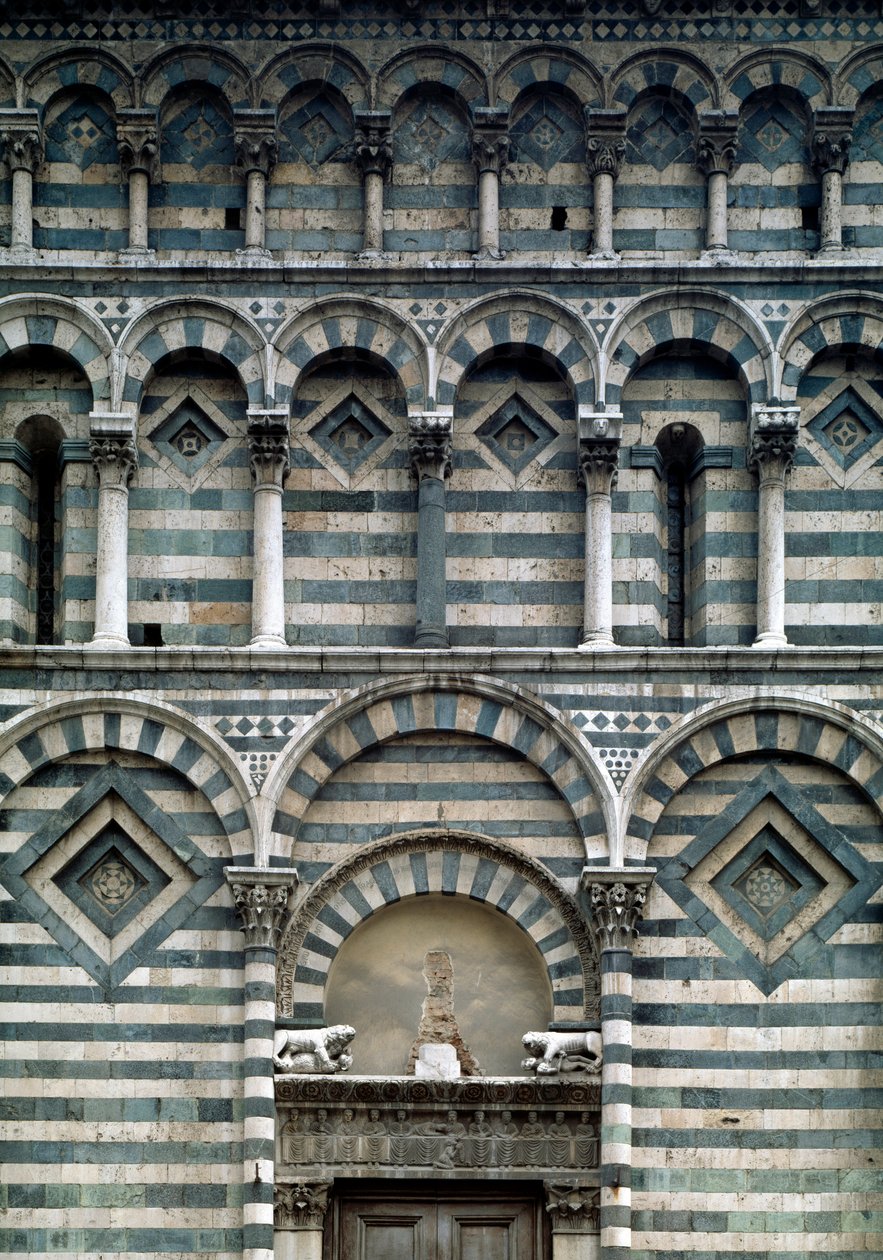 Arte românica: detalhe da fachada em policromia de Romanesque