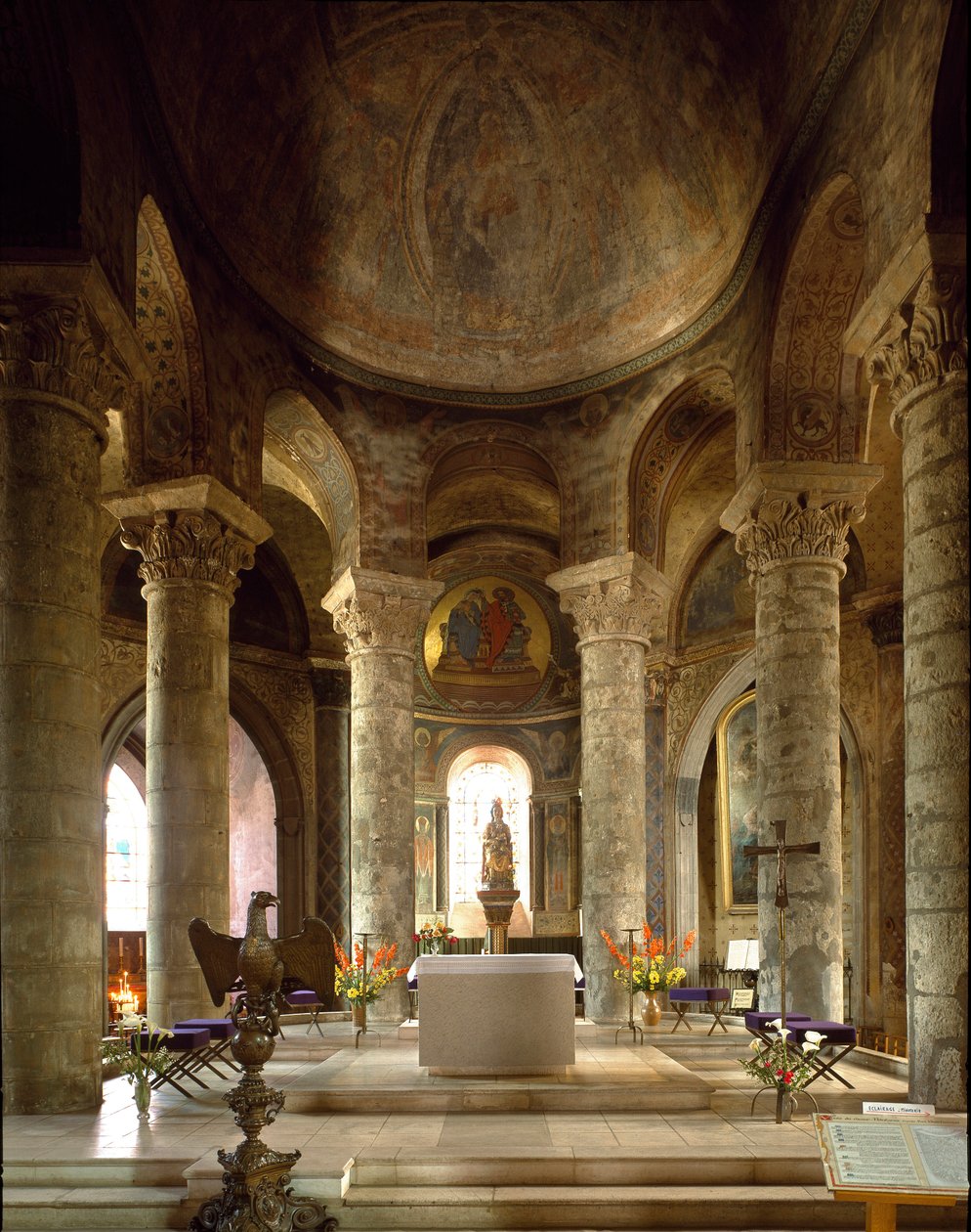 Arte românica: vista interior da igreja Notre Dame (Notre-Dame) la Grand, Poitiers (Viena) de Romanesque