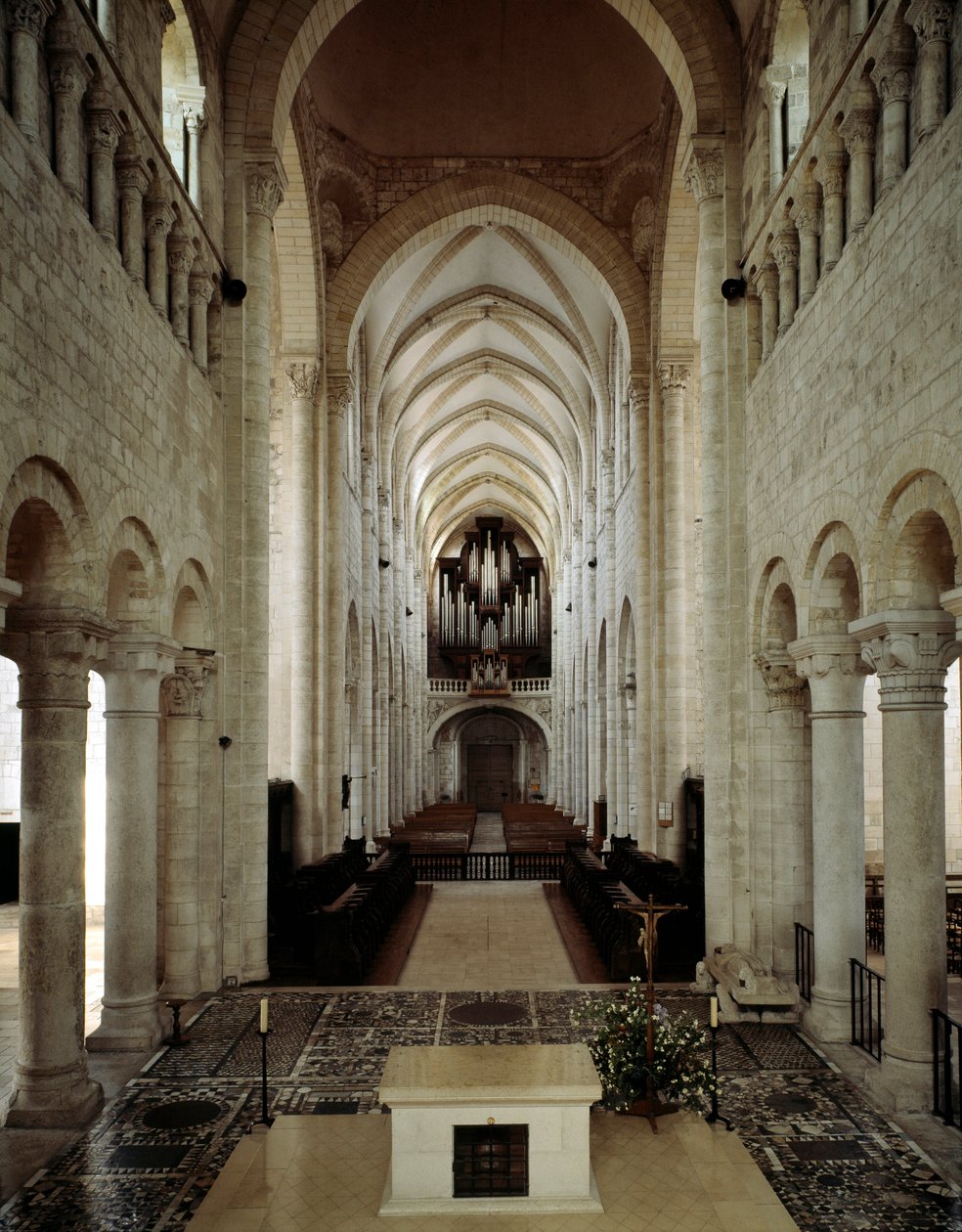 Arte românica: vista interna da Basílica de Saint Benoit sur Loire (Loiret) construída entre os séculos XI e XIII. de Romanesque