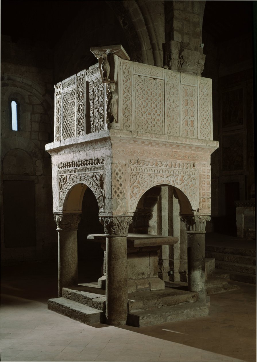 Arte românica: púlpito da igreja decorado com mármore e relevos, igreja de Santa Maria Maggiore (Tuscânia, Itália) de Romanesque