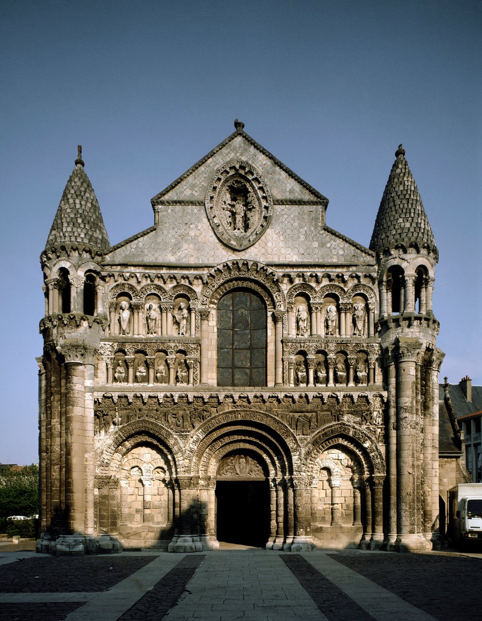 Arte românica: vista de Notre Dame la Grande (Notre-Dame-la-Grande). Século XII Poitiers (Viena) de Romanesque