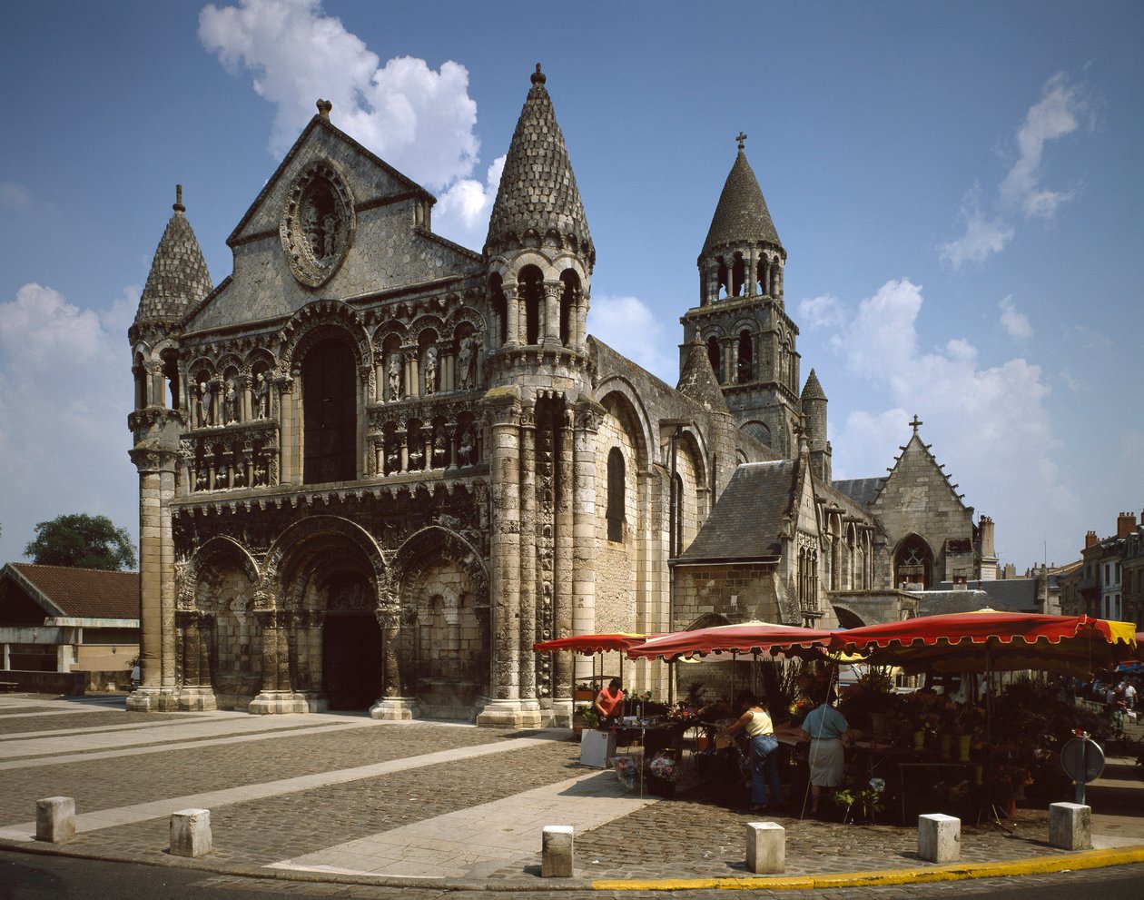 Arte românica: vista de Notre Dame la Grande (Notre-Dame-la-Grande). Século XII Poitiers (Viena) de Romanesque