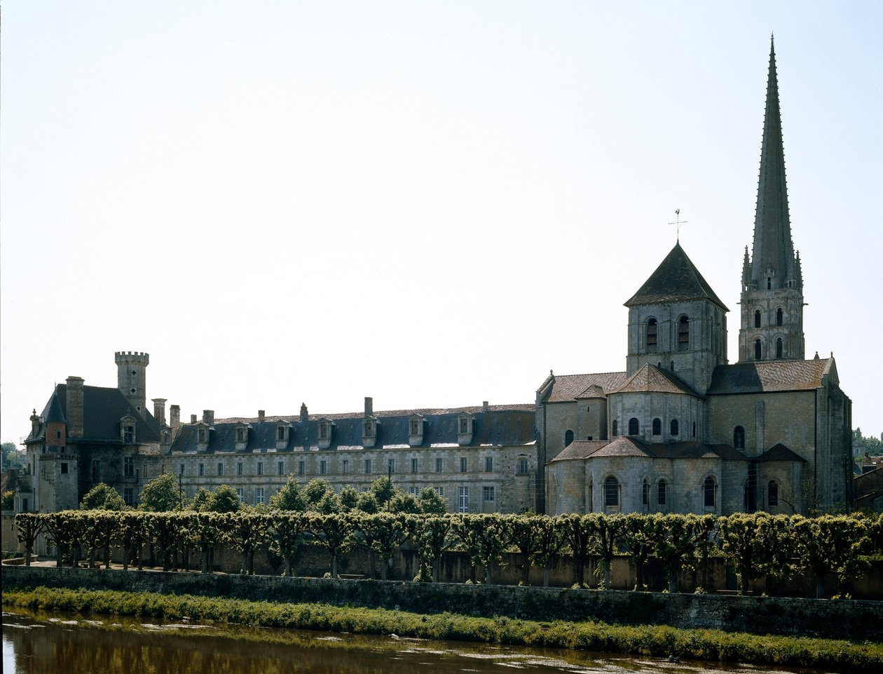 Arte românica: vista da Basílica de São Savin-sur-Gartempe (São Savin-sur-Gartempe), fundada no século XI. São Savin, Viena de Romanesque