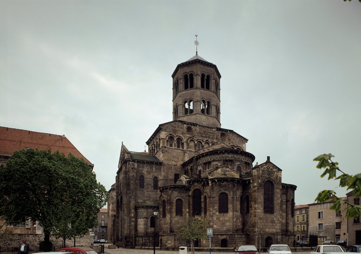 Arte românica: vista da abadia beneditina de Saint Austremoine d