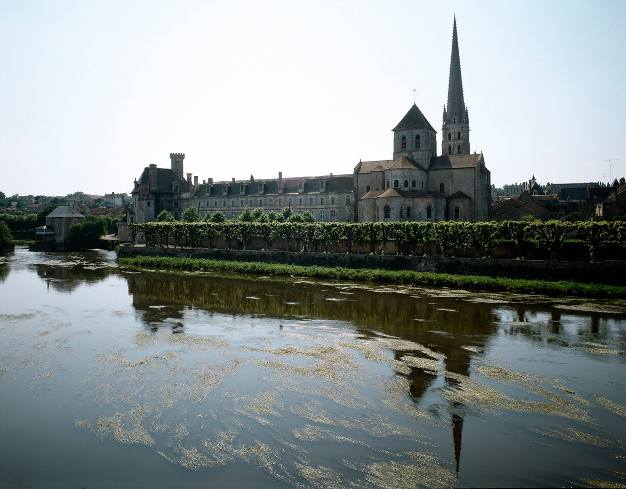 Arte românica: vista da abadia de Saint-Savin-sur-Gartempe (Saint Savin sur Gartempe), fundada no século XI. São Savin, Viena de Romanesque