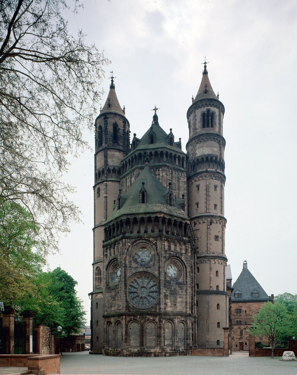 Arte românica: vista da abside da Catedral de São Pedro (séc. XI-XIII) Worms, Alemanha de Romanesque